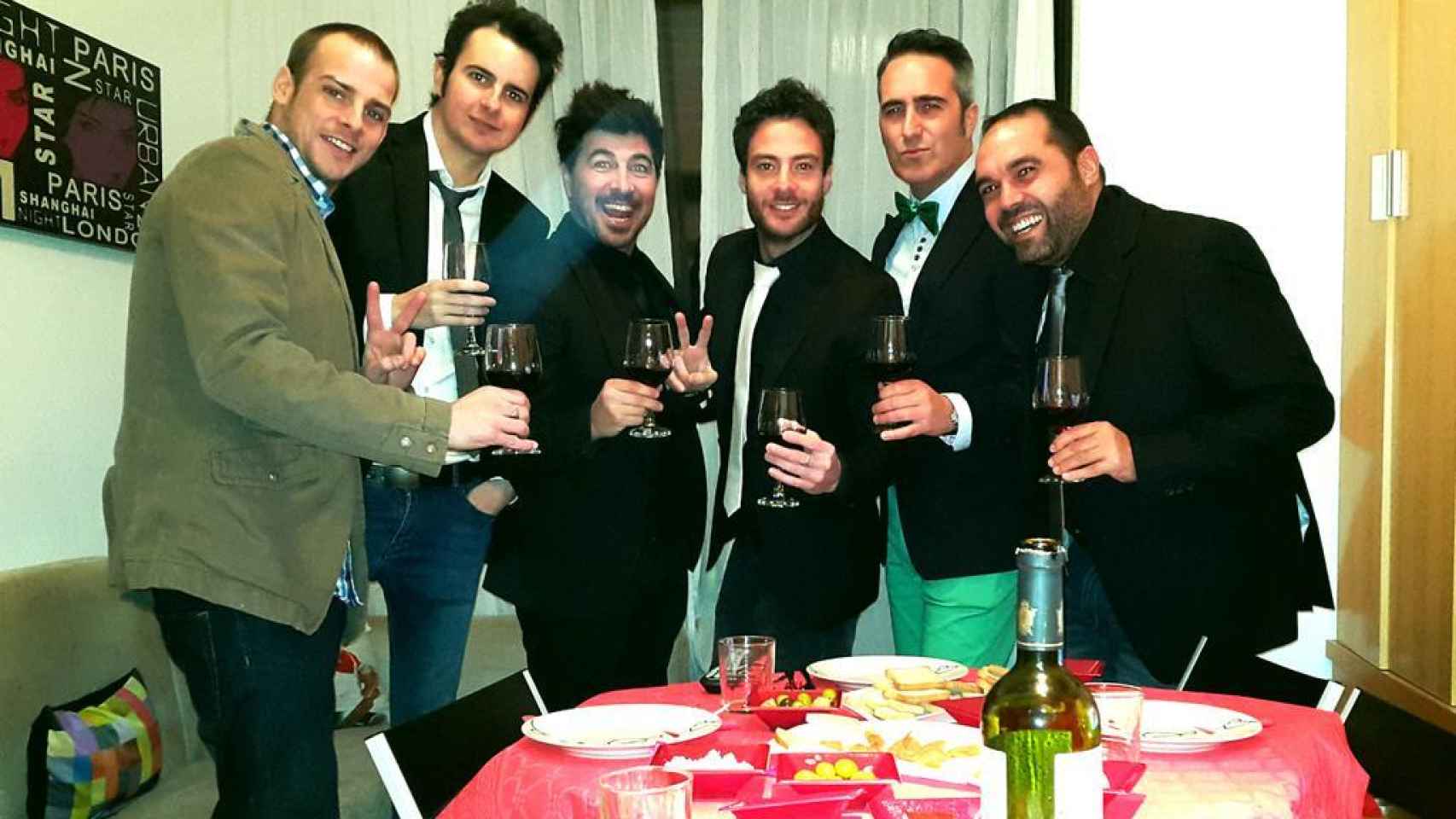 (izq) Álex Casademunt, (centro izq) Jairo Alonso y (centro der) Alessandro Livi, entre amigos, celebrando la Nochevieja de 2014.