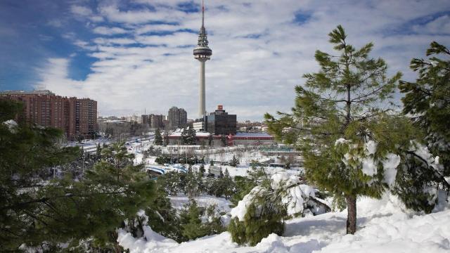 Vista del pirulí en Madrid tras la nieve caída con la borrasca 'Filomena'. EFE / Francisco Camino