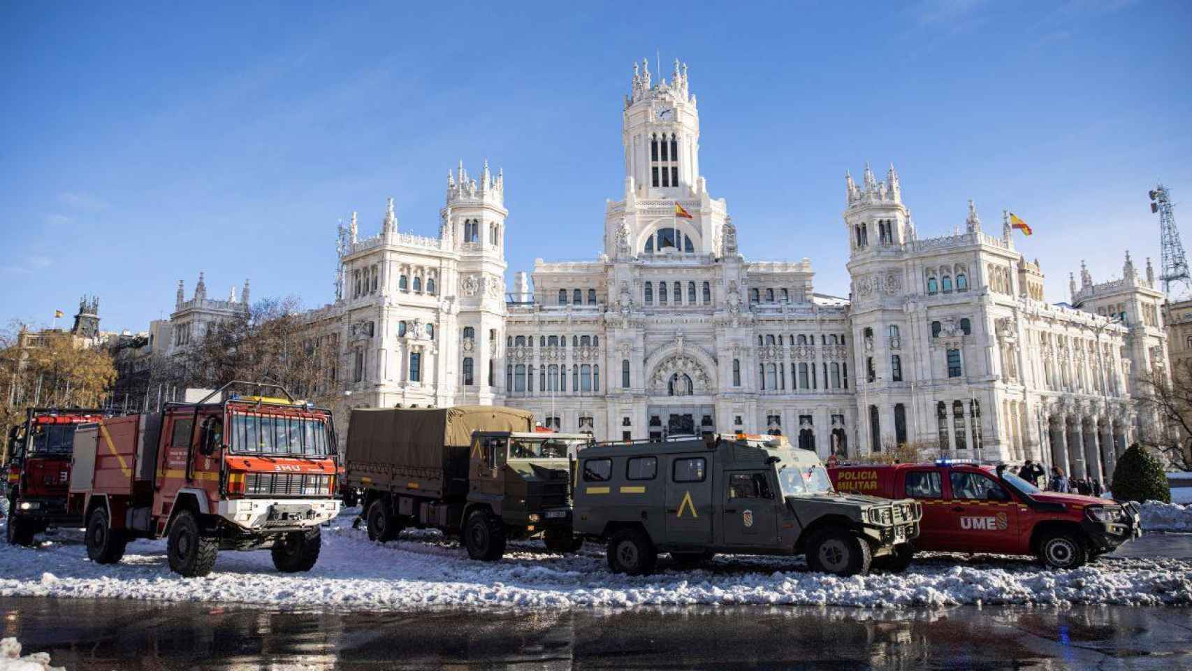 Efectivos de la Unidad Militar de Emergencias UME, despejaban este domingo de nieve el entorno de la Plaza de Cibeles en Madrid.
