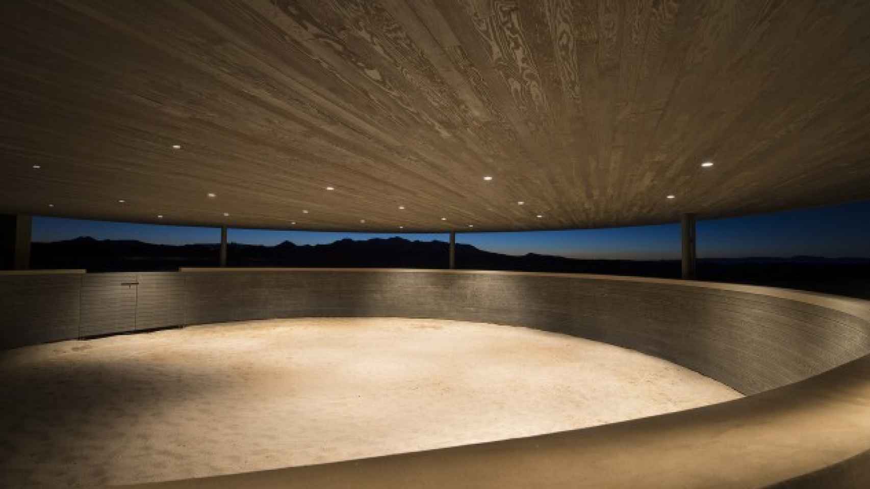 Tadao Ando también firma el diseño del moderno establo.