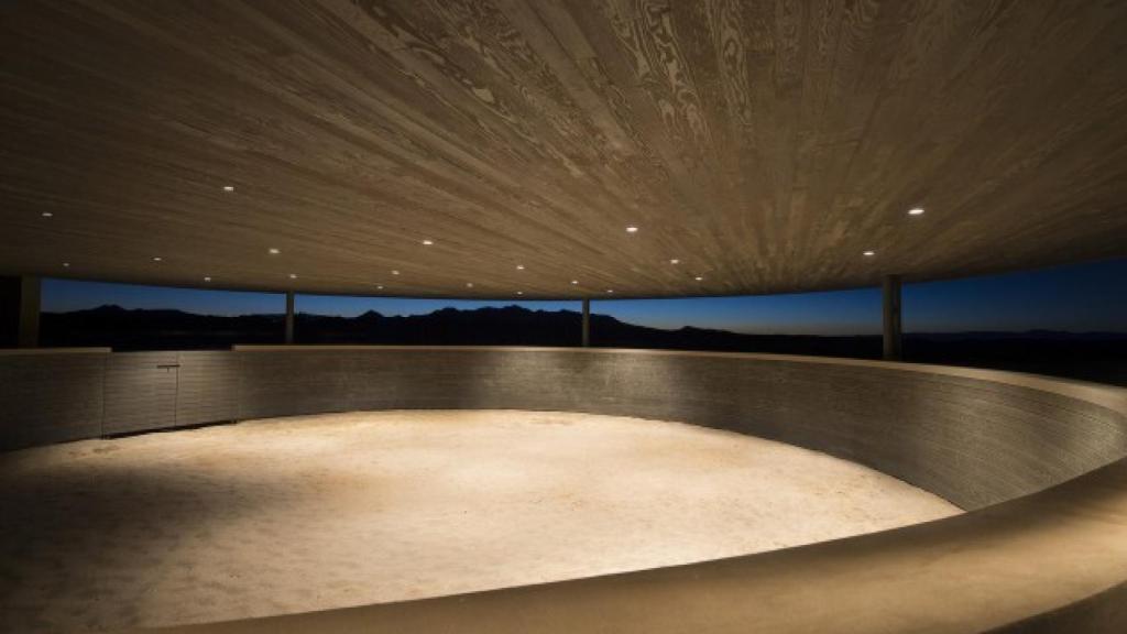 Tadao Ando también firma el diseño del moderno establo.