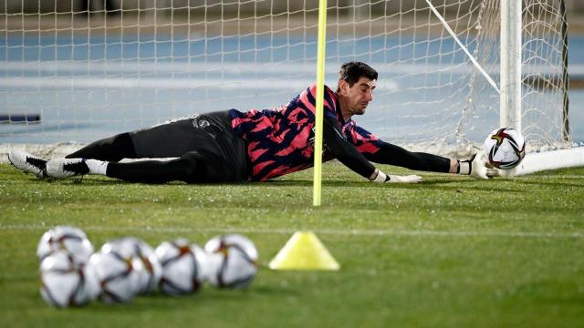 Thibaut Courtois haciendo trabajo específico para los porteros