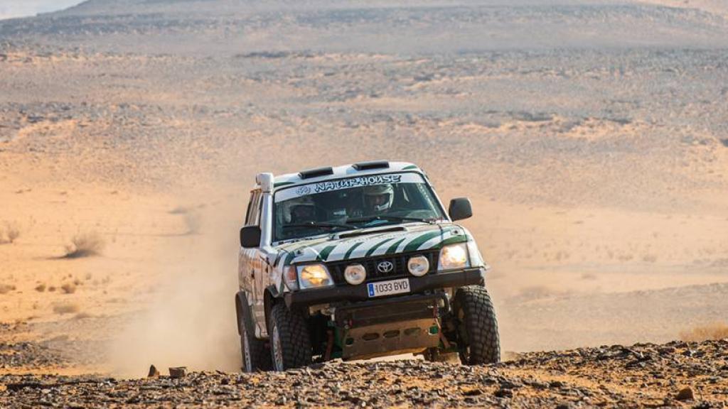 El Toyota Naturhouse de Kilian Revuelta y Óscar Sánchez Hernández, durante el Dakar clásico