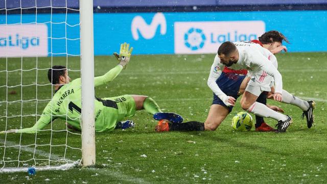 Karim Benzema, en el área de Osasuna