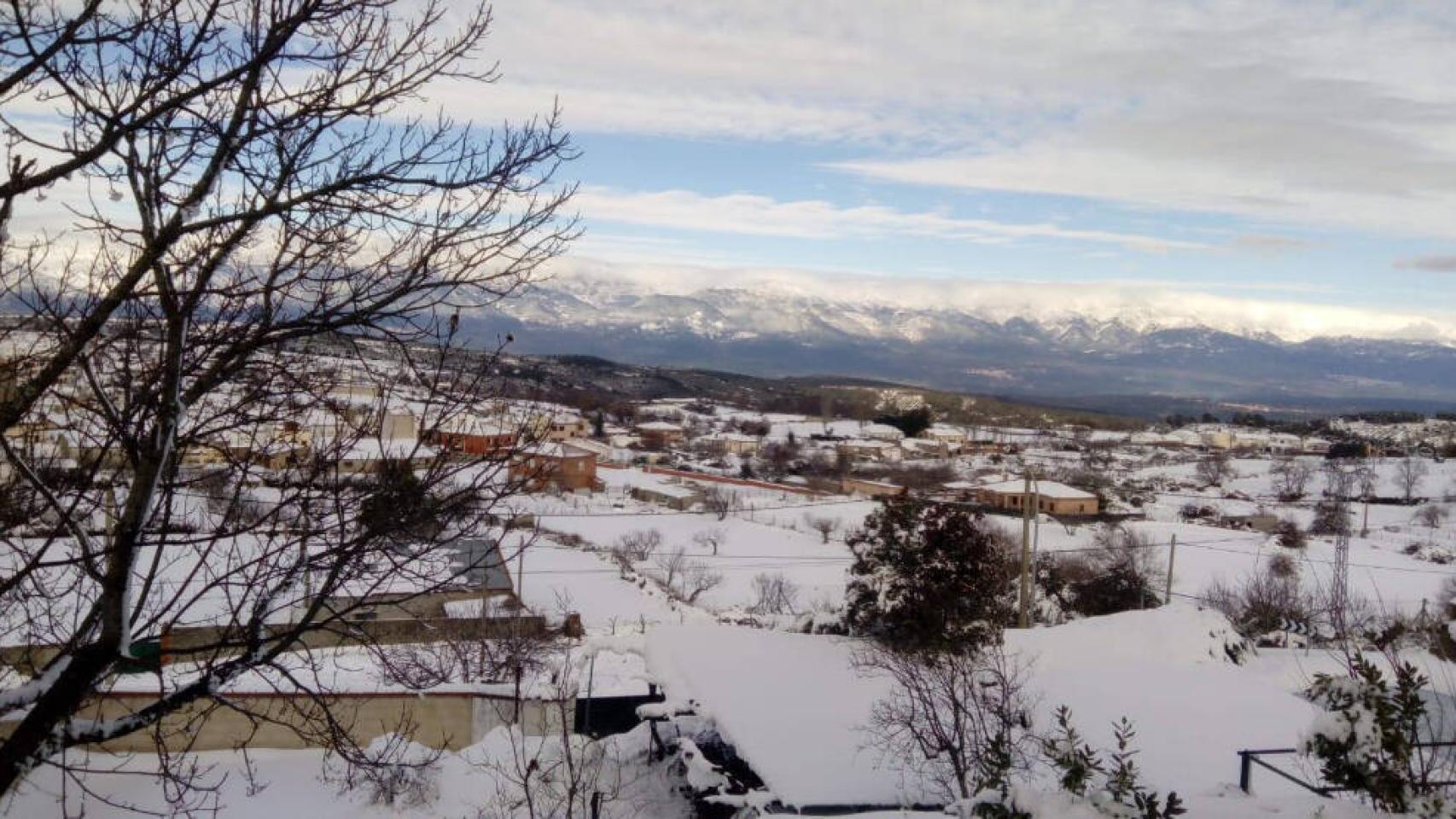 Imagen de la localidad toledana de Navamorcuende este domingo con la Sierra de Gredos al fondo. Foto: Pedro A. López Gayarre