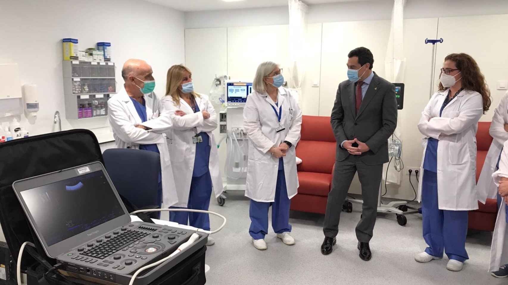 El presidente de la Junta de Andalucía, Juanma Moreno, en el Hospital Regional de Málaga.