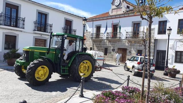 Un tractor desinfecta una calle de la localidad de Añora.