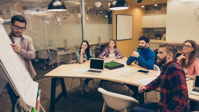 Jóvenes emprendedores en una reunión.