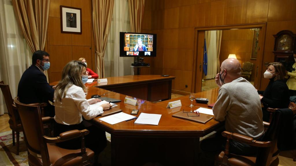 Reunión entre representantes de patronal y sindicatos y  el Ministerio de Trabajo.