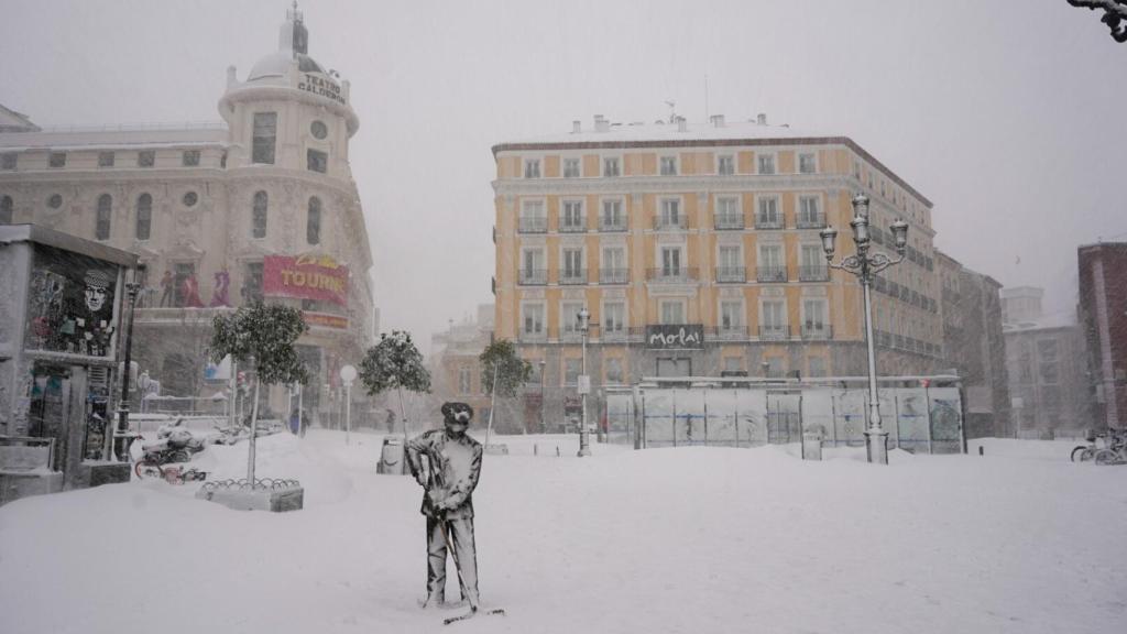 La Plaza de Jacinto Benavente nevada en Madrid.