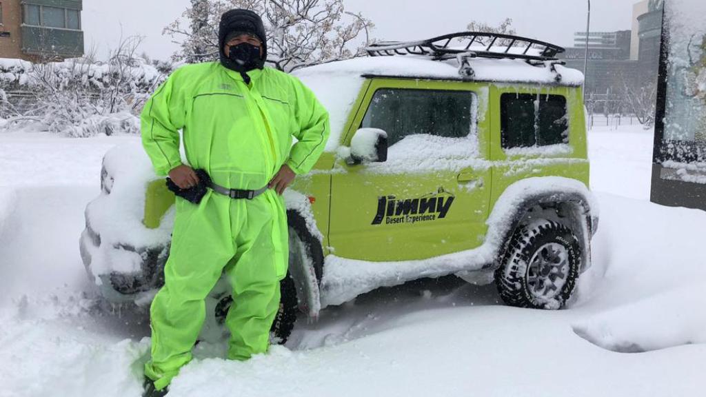 Fernando Bello junto al vehículo 4x4 que ha utilizado para realizar algunos de los 150 rescates.