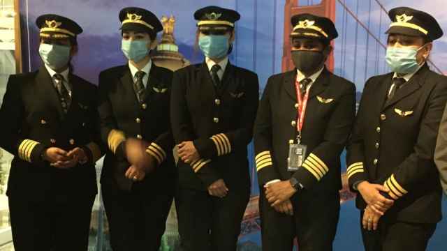 Imagen de las capitanas tras realizar el vuelo más largo sin escala en su país.