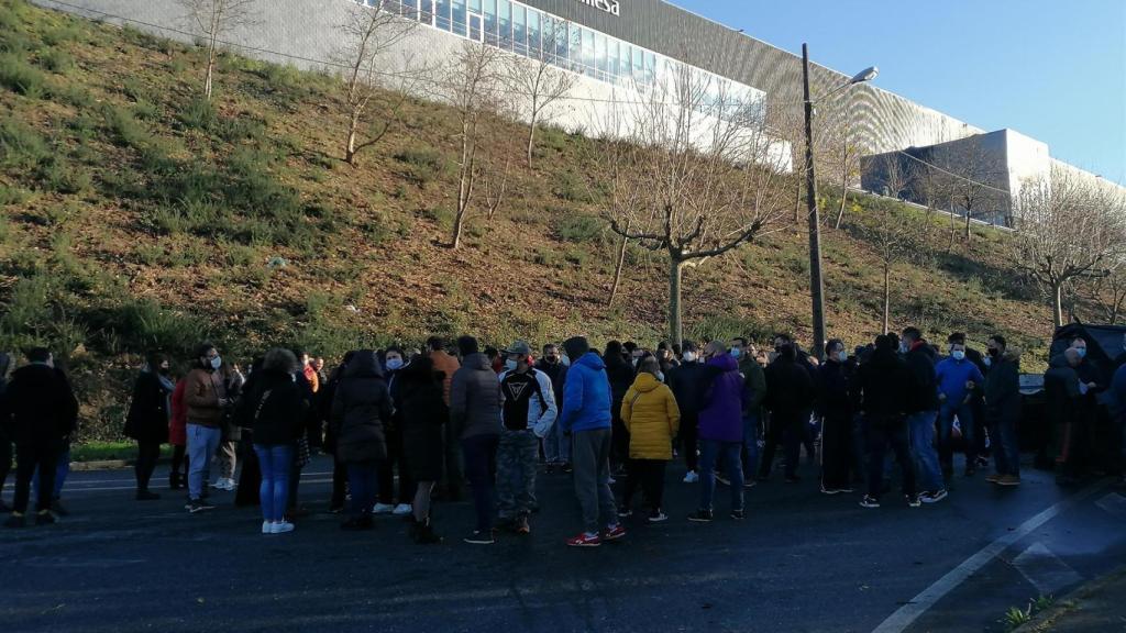 Asamblea de los trabajadores de Siemens Gamesa en As Somozas a la puerta de la fábrica.