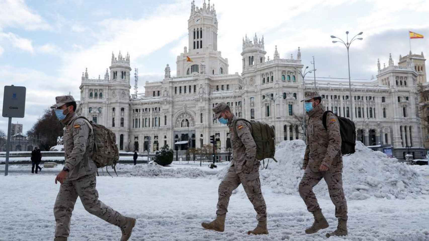 Militares en las puertas del Palacio de Cibeles, sede del Ayuntamiento de Madrid.