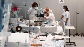 Médicos atienden a un paciente de coronavirus en el hospital Isabel Zendal.