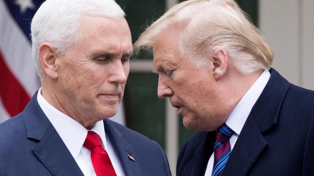 Donald Trump con su mano derecha, Mike Pence.