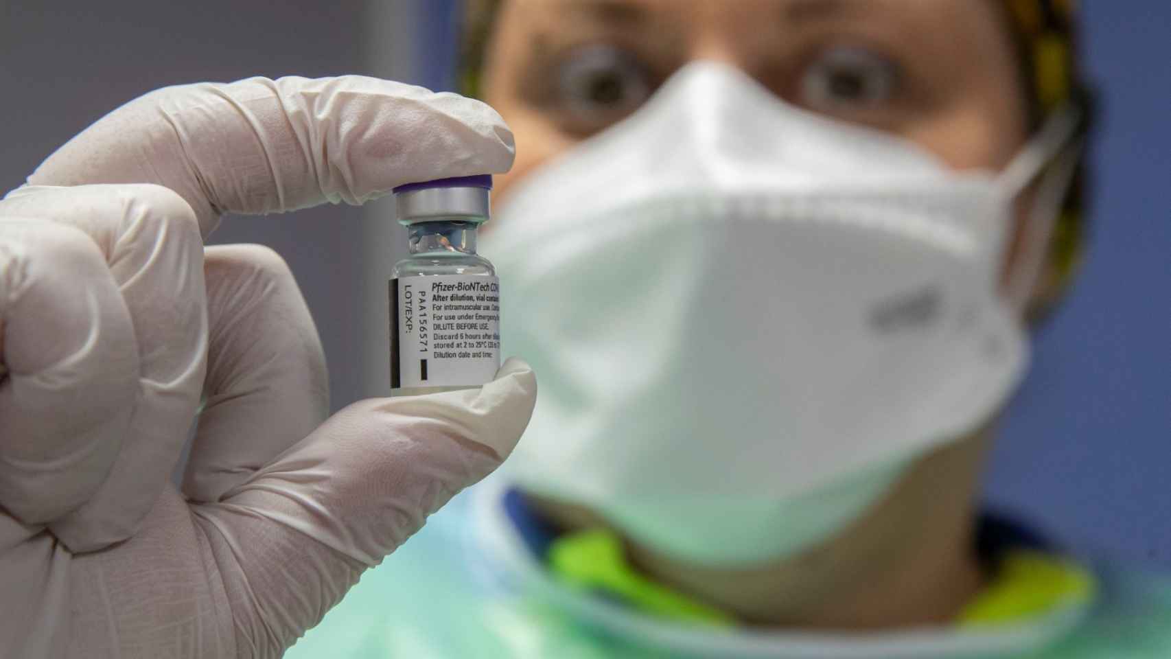Un sanitario murciano mostrando las primeras dosis de la vacuna contra la Covid.