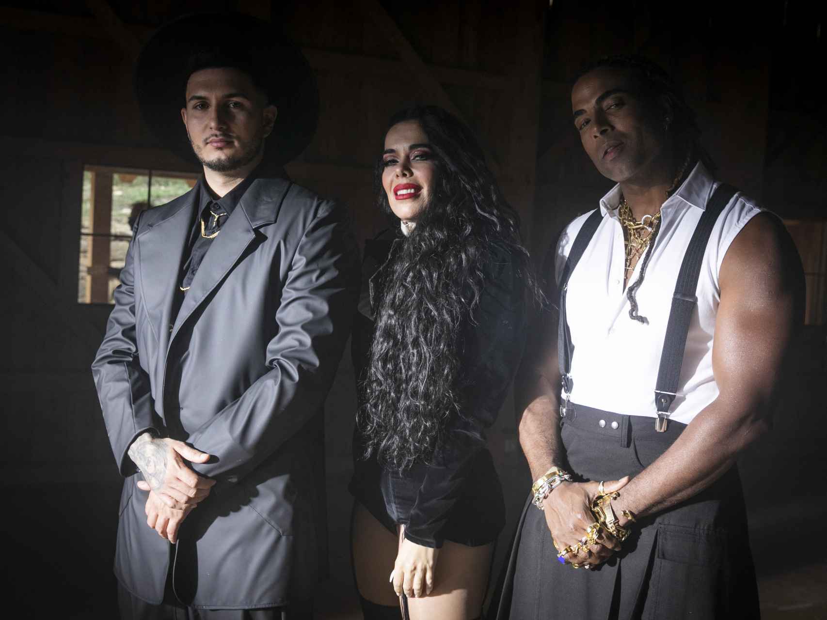 Omar Montes, Beatriz Luengo y Yotuel en el vídeo de 'Rebelde'.