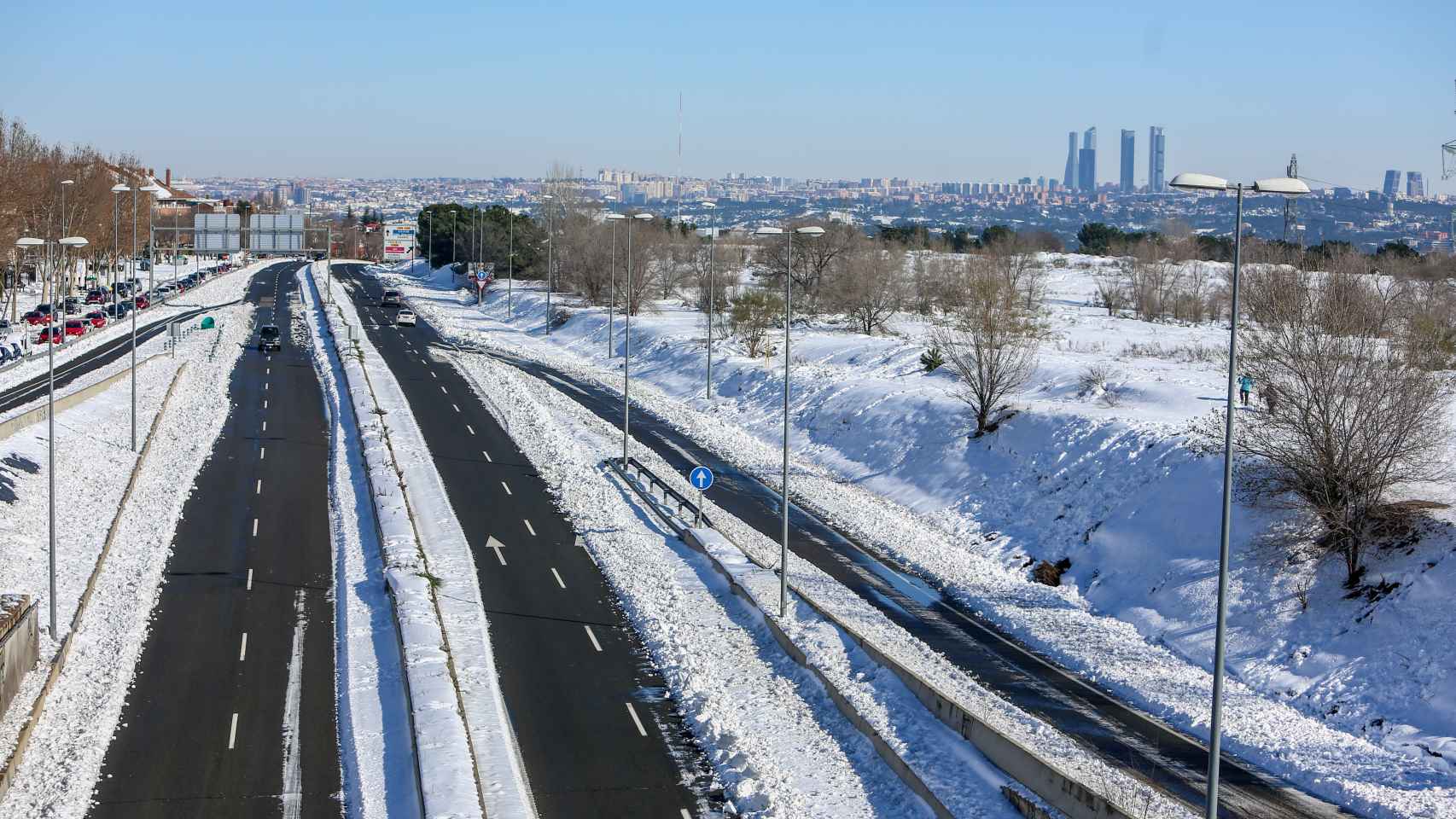 La carretera M-503 a la altura de Somosaguas y Pozuelo de Alarcón, Madrid (España), con restos aún de nieve.