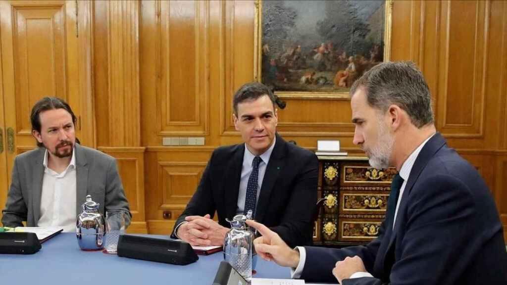 Felipe VI, Sánchez e Iglesias, durante un Consejo de Ministros en Zarzuela.