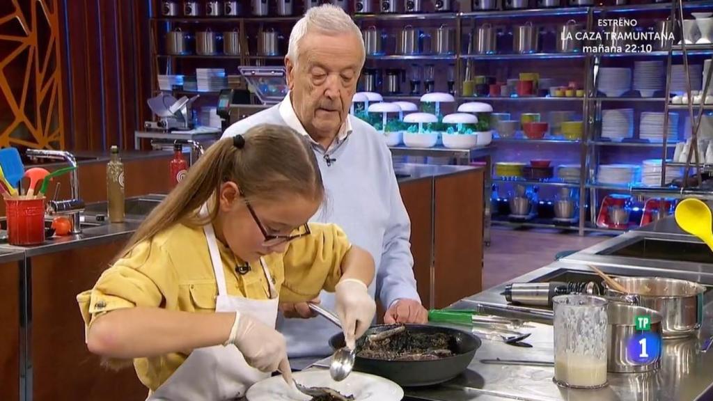 La concursante Adriana cocinando junto a su abuelo.