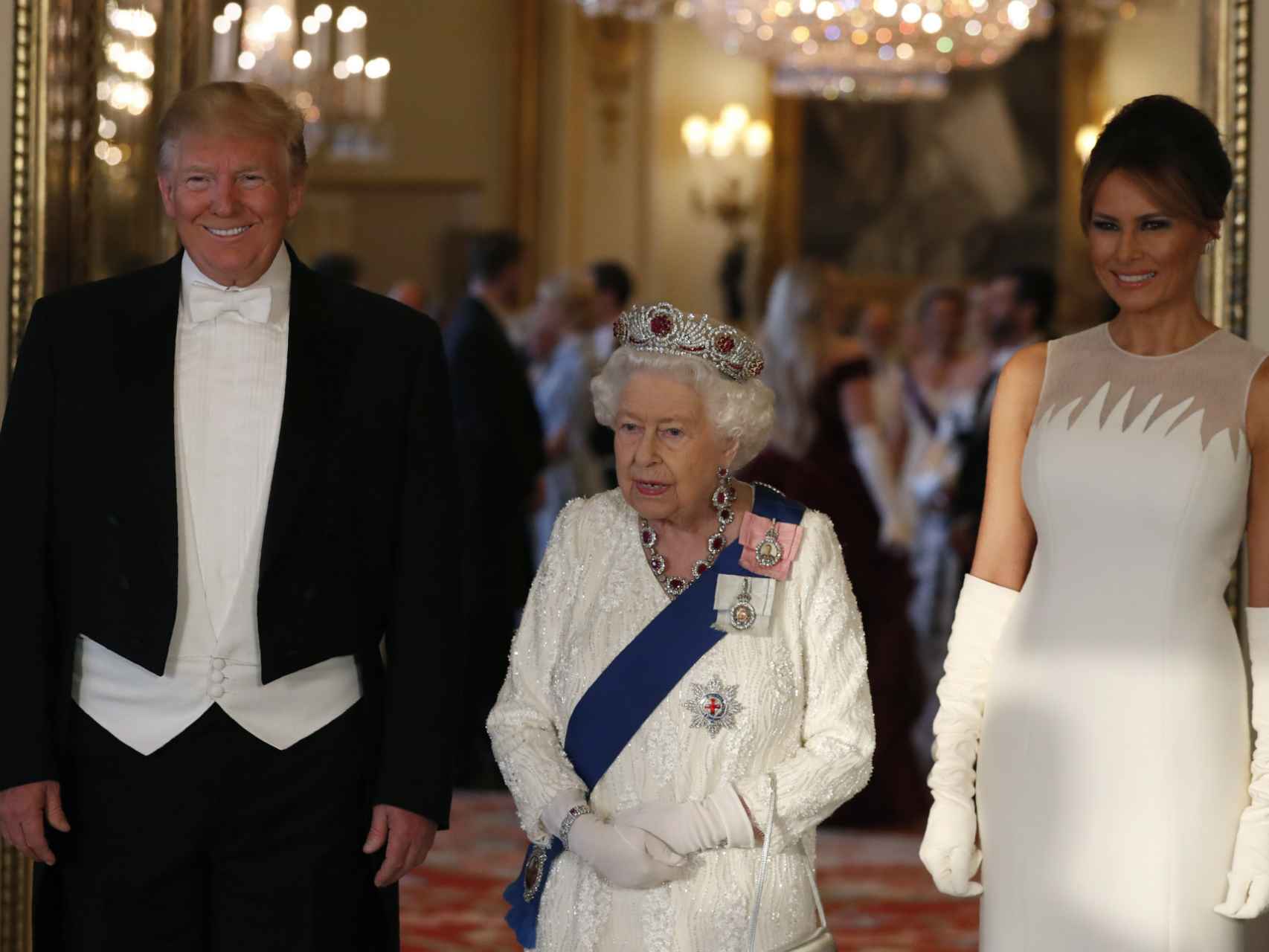 Donald y Melania Trump, junto a la reina Isabel, en su visita al Reino Unido.