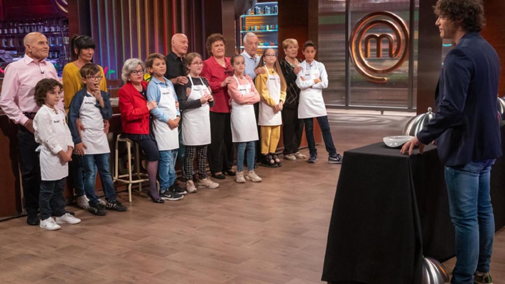 Los abuelos junto a los concursantes en la semifinal de 'MasterChef Junior'.