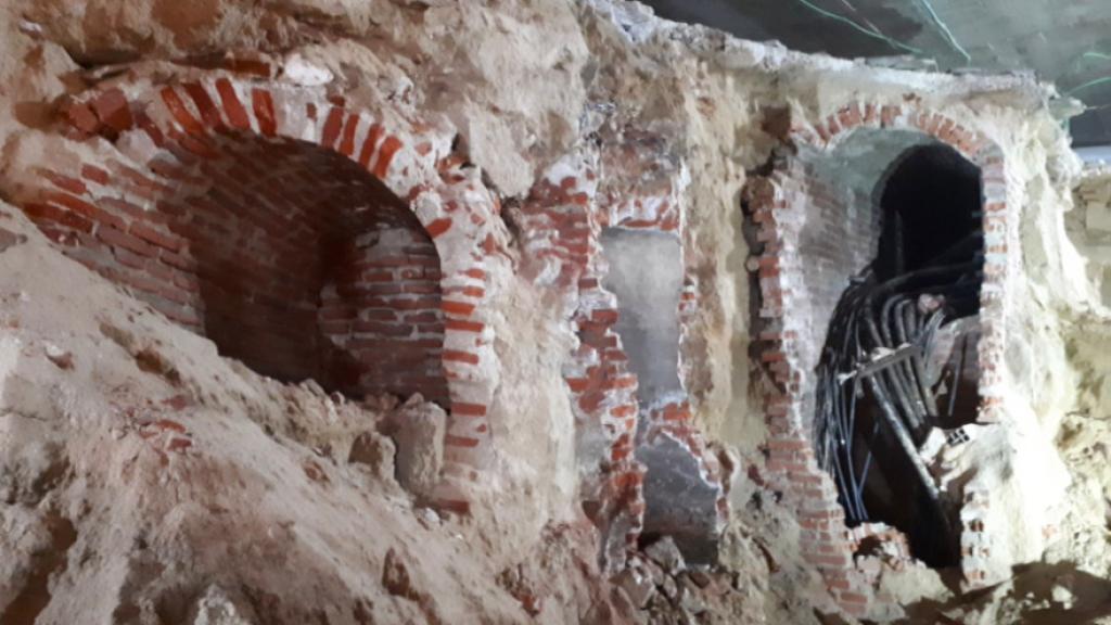 Imagen con restos arqueológicos del viaje de agua y de las galerías modernas presentes en las obras del parking.