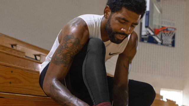 Kyrie Irving se ata una zapatilla en un entrenamiento