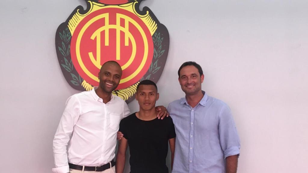 Bryan Reyna en su firma como jugador del Mallorca, en 2017