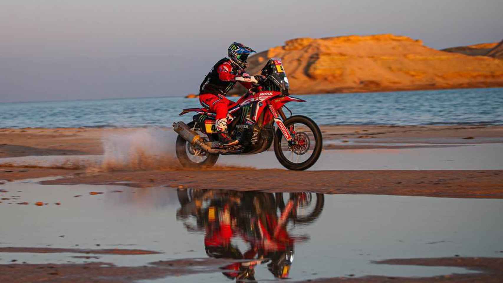 Cornejo rueda junto al Mar Rojo en el Rally Dakar 2021