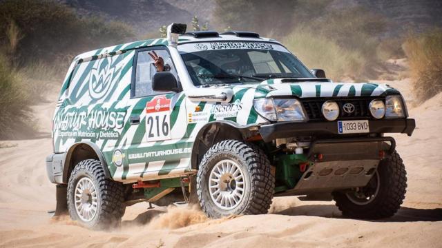 El Toyota Naturhouse de Kilian Revuelta y Óscar Sánchez Hernández, durante el Dakar clásico