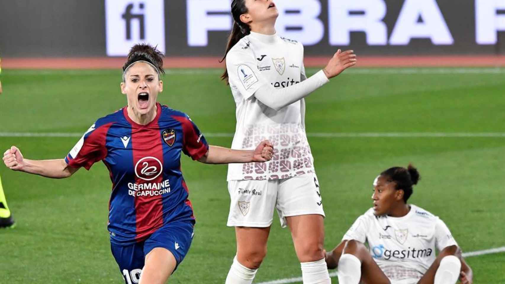 Esther celebra el gol del Levante Femenino ante el EDF Logroño en la semifinal de la Supercopa de España