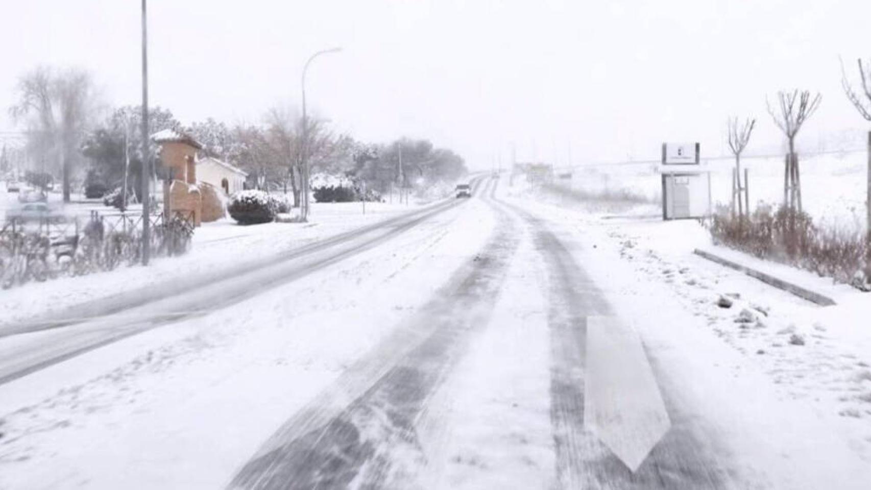 Imagen de la nevada este fin de semana en una carretera de Castilla-La Mancha