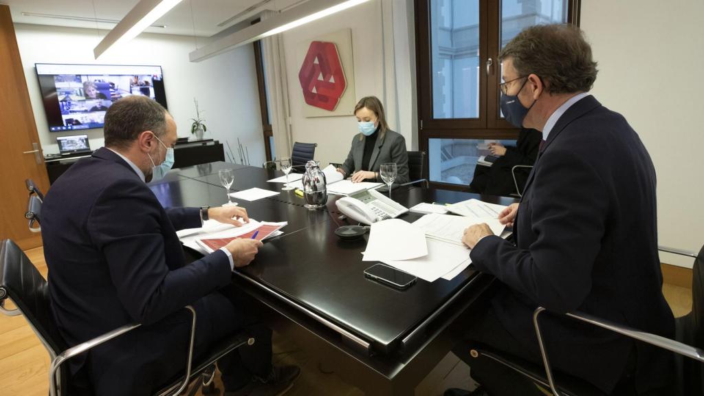 El presidente de la Xunta de Galicia, Alberto Núñez Feijóo, durante la reunión del comité clínico.