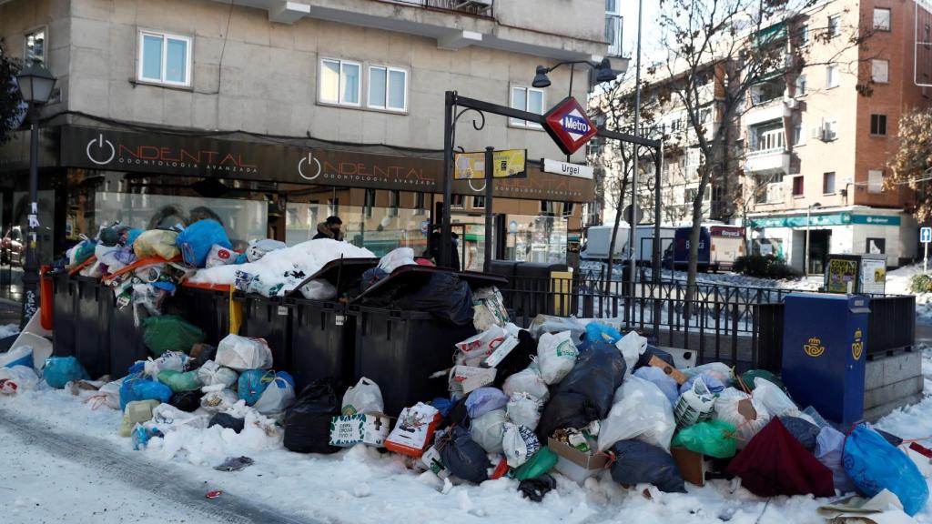 Basura apilada al lado de la boca de metro de Urgel en Madrid este lunes.