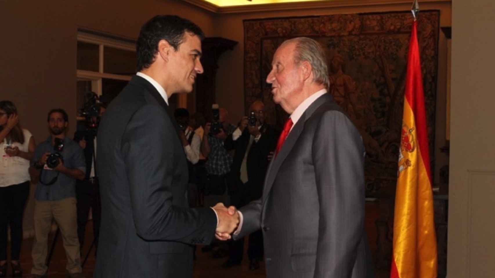El presidente del Gobierno, Pedro Sánchez, saluda a Juan Carlos I en una imagen de archivo.