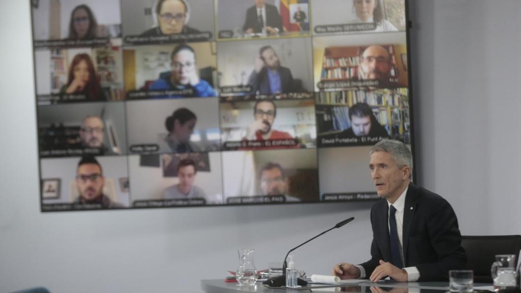 El ministro Fernando Grande-Marlaska atiende a las preguntas de los periodistas en Moncloa.