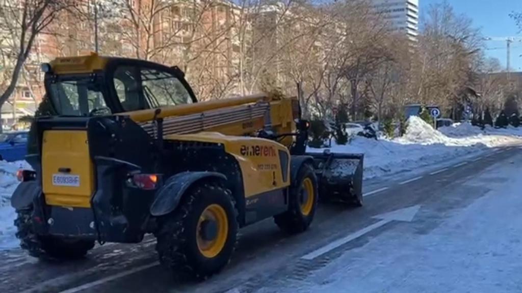 Una máquina de FCC Construcciones limpia las calles de Madrid.