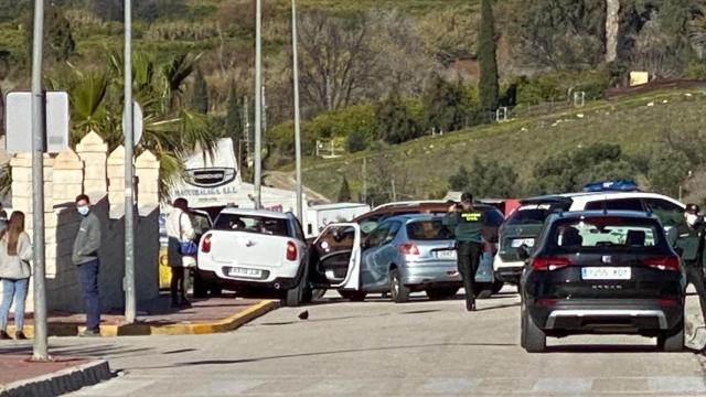 A la izquierda de la imagen, el coche en el que viajaban las jóvenes.