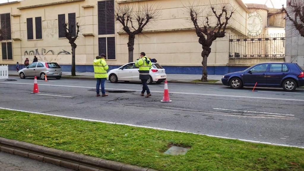 La rotura de una tubería genera un socavón en la avenida do Porto de A Coruña
