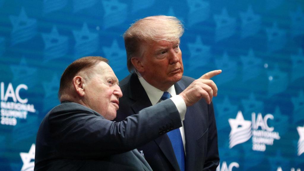 Sheldon Adelson junto a Donald Trump.