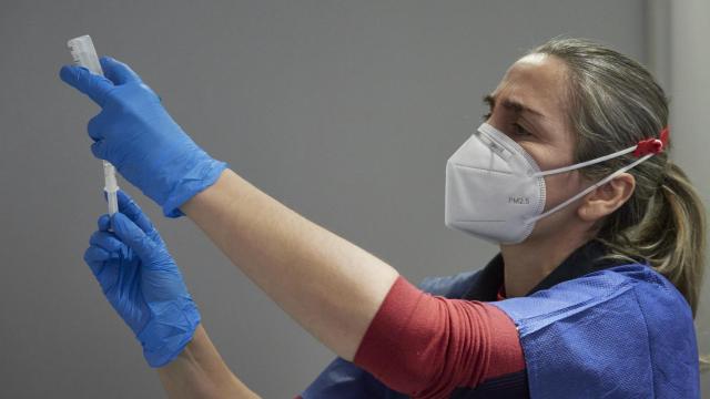 Una profesional sanitaria antes de dispensar la vacuna contra la Covid-19.