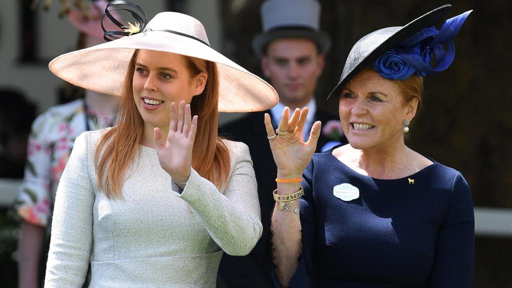 La princesa Beatriz de York y su madre, Sarah Ferguson, en Ascot.