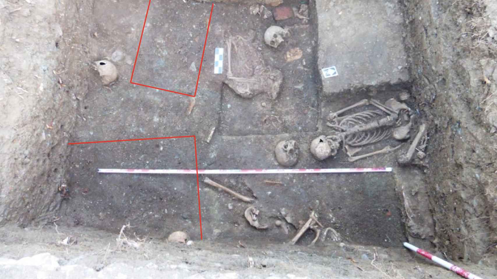 Hallazgos del primer sondeo realizado en el cementerio de Sierra de las Higueras (las líneas en rojo delimitan la huella de ataúdes)