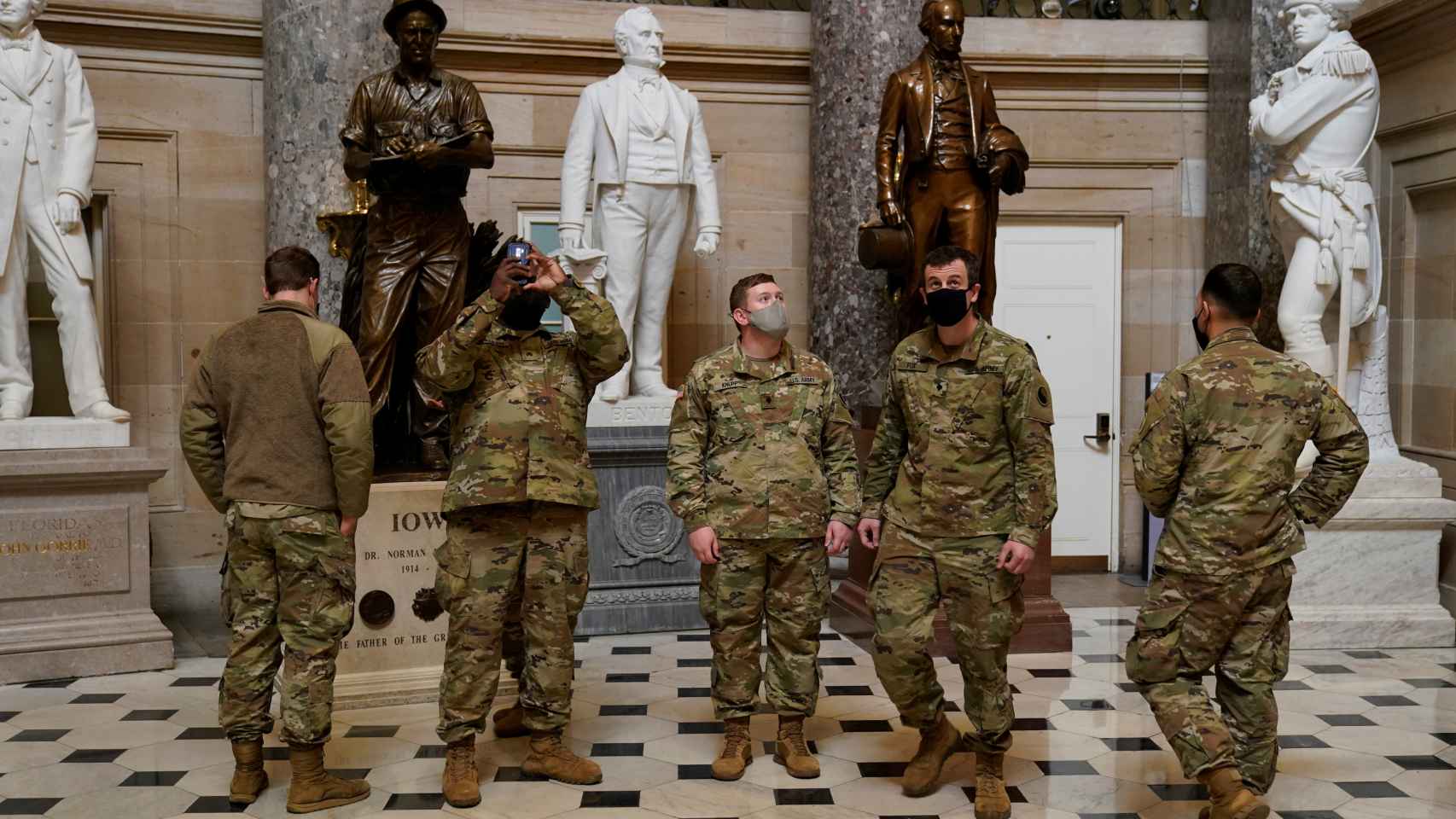 Efectivos de la Guardia Nacional en el interior del Capitolio.