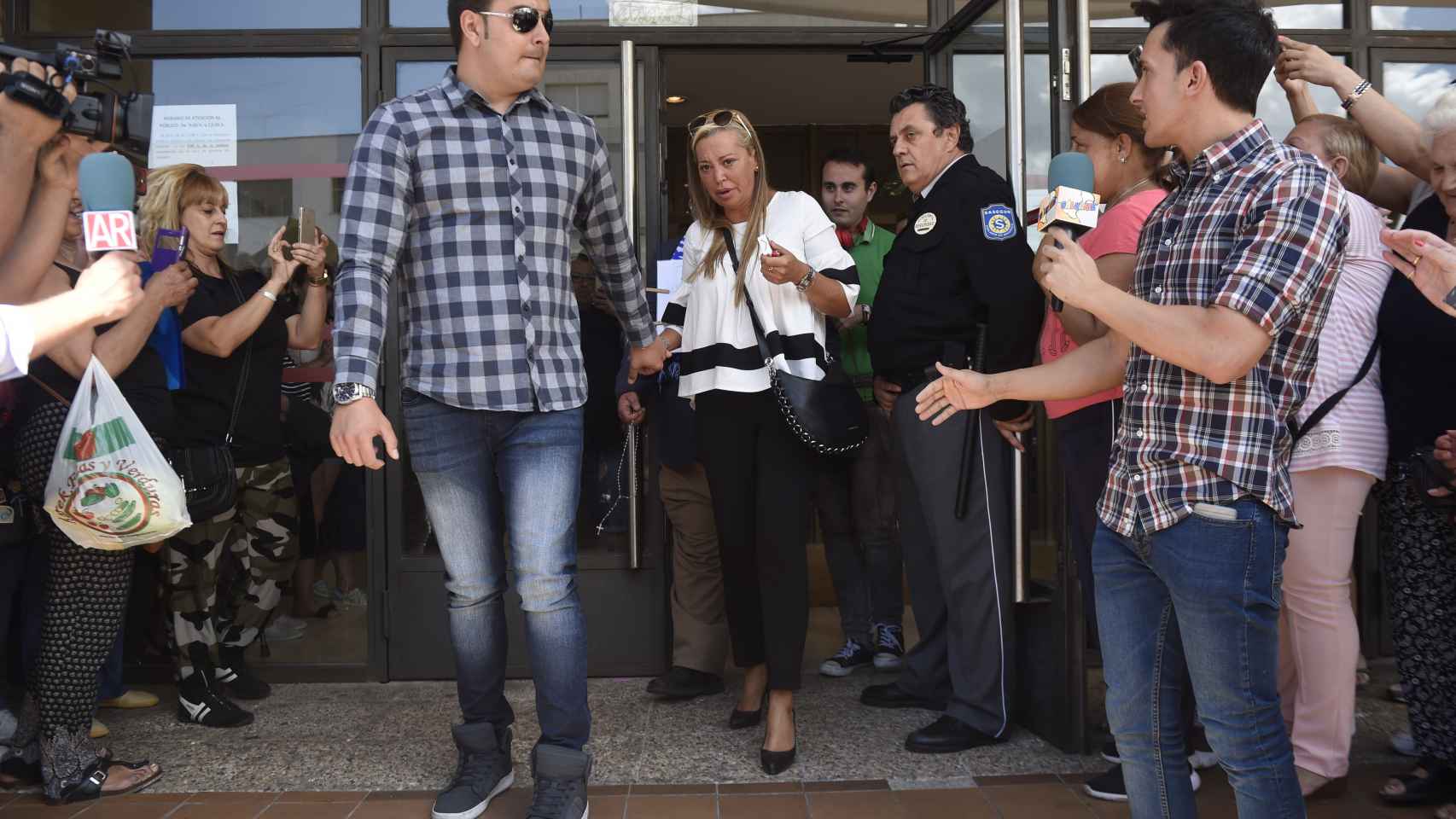 Belén Esteban y su marido Miguel Marcos saliendo de un juzgado en 2017.