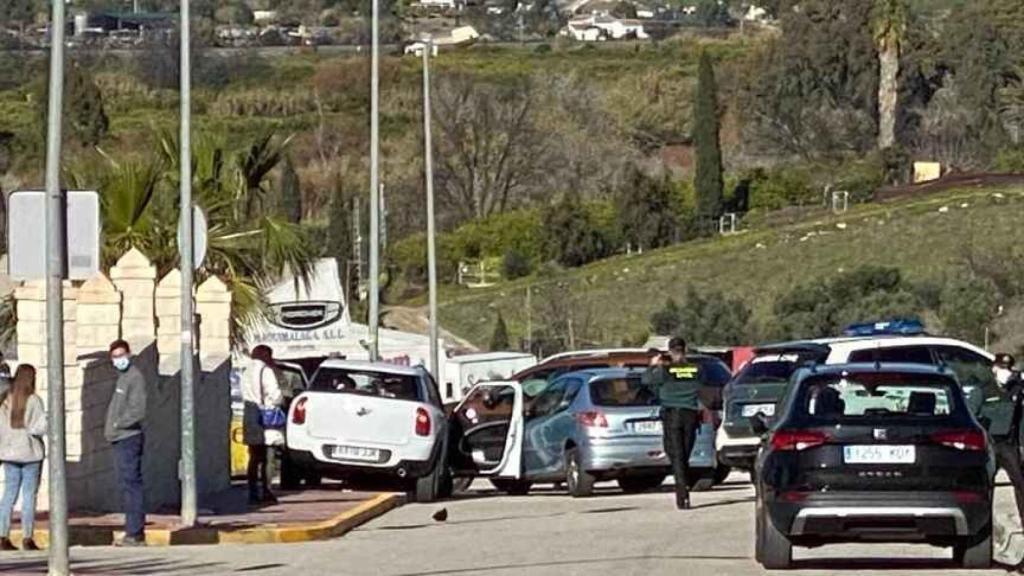 A la izquierda de la imagen, el coche en el que viajaban las jóvenes.