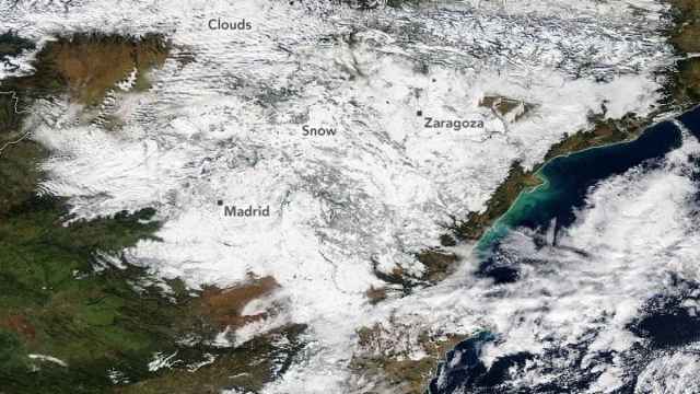 El manto nevado de La Mancha a los Pirineos, fotografiado por un satélite de la NASA.