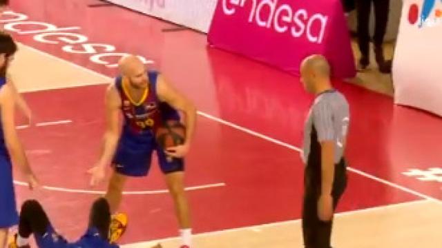 Calathes y su pillada con el árbitro